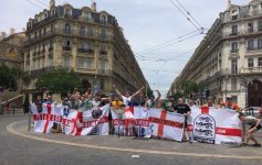 352DE50500000578-3637477-Russian_supporters_parade_the_English_fans_they_stole_in_a_squar-a-85_1.jpg