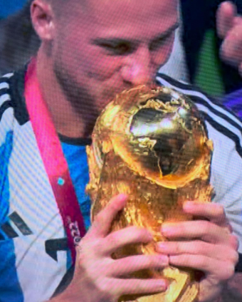 Alexis-Mac-Allister-with-World-Cup-trophy.png