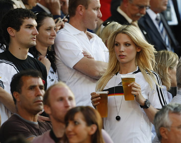 blondes-beers-germany-soccer-sarah-brandner-2677x2110-sports-football-hd-art-wallpaper-preview.jpeg