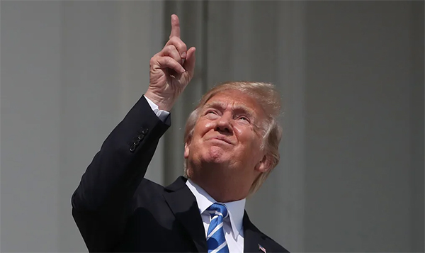 Trump_looking_at_the_eclipse.jpg