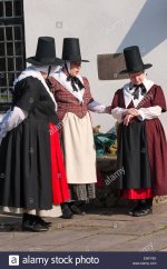 women-in-traditional-welsh-period-dress-at-llanover-hall-abergavenny-ENFY6X.jpg