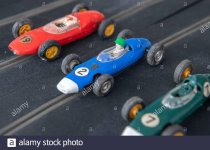 vintage-1960s-scalextric-model-racing-car-game-by-triang-in-the-uk-2APJ2ER.jpg