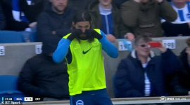 25360430-8059519-Argentine_Schelotto_did_not_stop_his_taunts_towards_Zaha_after_t-a-49_158298883.jpg
