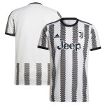 juventus-home-shirt-2022-23_ss4_p-13307669+u-pasyy8dxggkgi0hw8vba+v-602998341bea4595b3652cc593ed.jpg