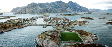 Henningsvaer-Stadion.jpg