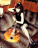 Poison-Ivy-of-The-Cramps-female-rock-musicians-14709304-413-516.jpg