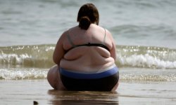 Fat-woman-by-sea-007.jpg