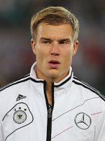 220px-FIFA_WC-qualification_2014_-_Austria_vs._Germany_2012-09-11_-_Holger_Badstuber_01.JPG