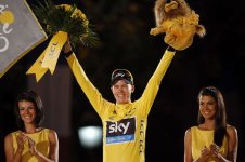 Christopher-Froome-poses-on-the-podium-in-Paris.jpg