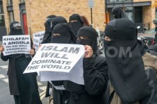 1385769782-islamists-protest-in-london-against-angolas-alleged-ban-on-islam_3375824.jpg