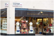 buckingham-palace-souvenir-shop-london-E1HHP6.jpg