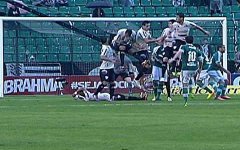 Jogador-deita-na-barreira.jpg