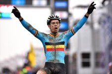 wout_van_aert_world_champion_sptdw609_670.jpg