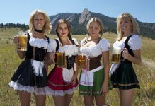 oktoberfest-girls-dirndl-beer-05.jpg