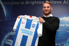 Alexis-Mac-Allister-signs-for-Brighton.png